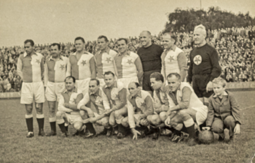 Fotografie fotbalistů staré gardy SK Slavia Praha, před utkáním 1