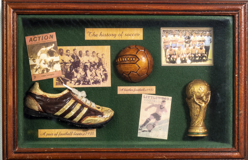 Dekorativní předmět v rámu, The history of soccer, 1930