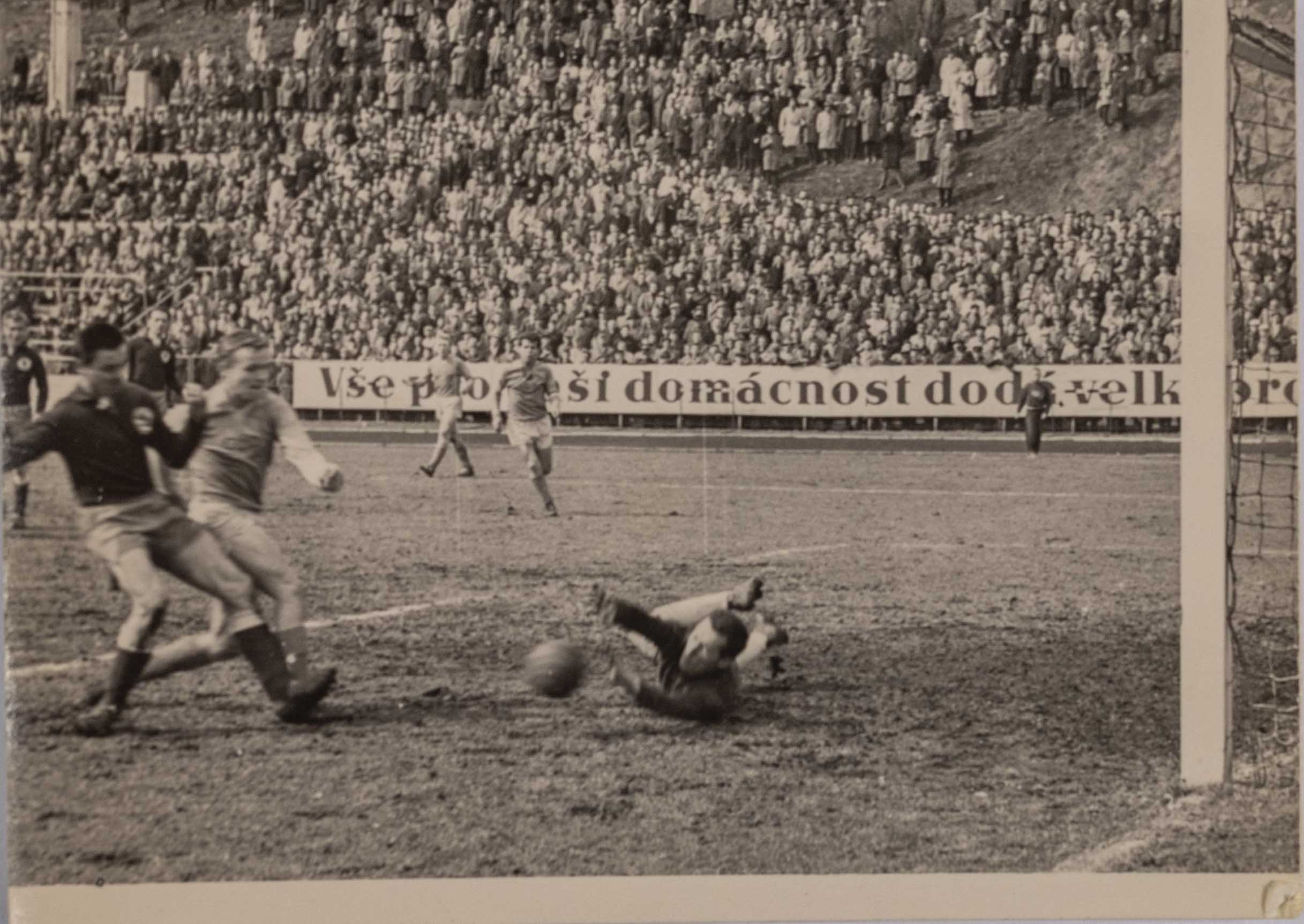 Dobová fotografie, momentka z utkání Dukla v. Plzeň, 1962