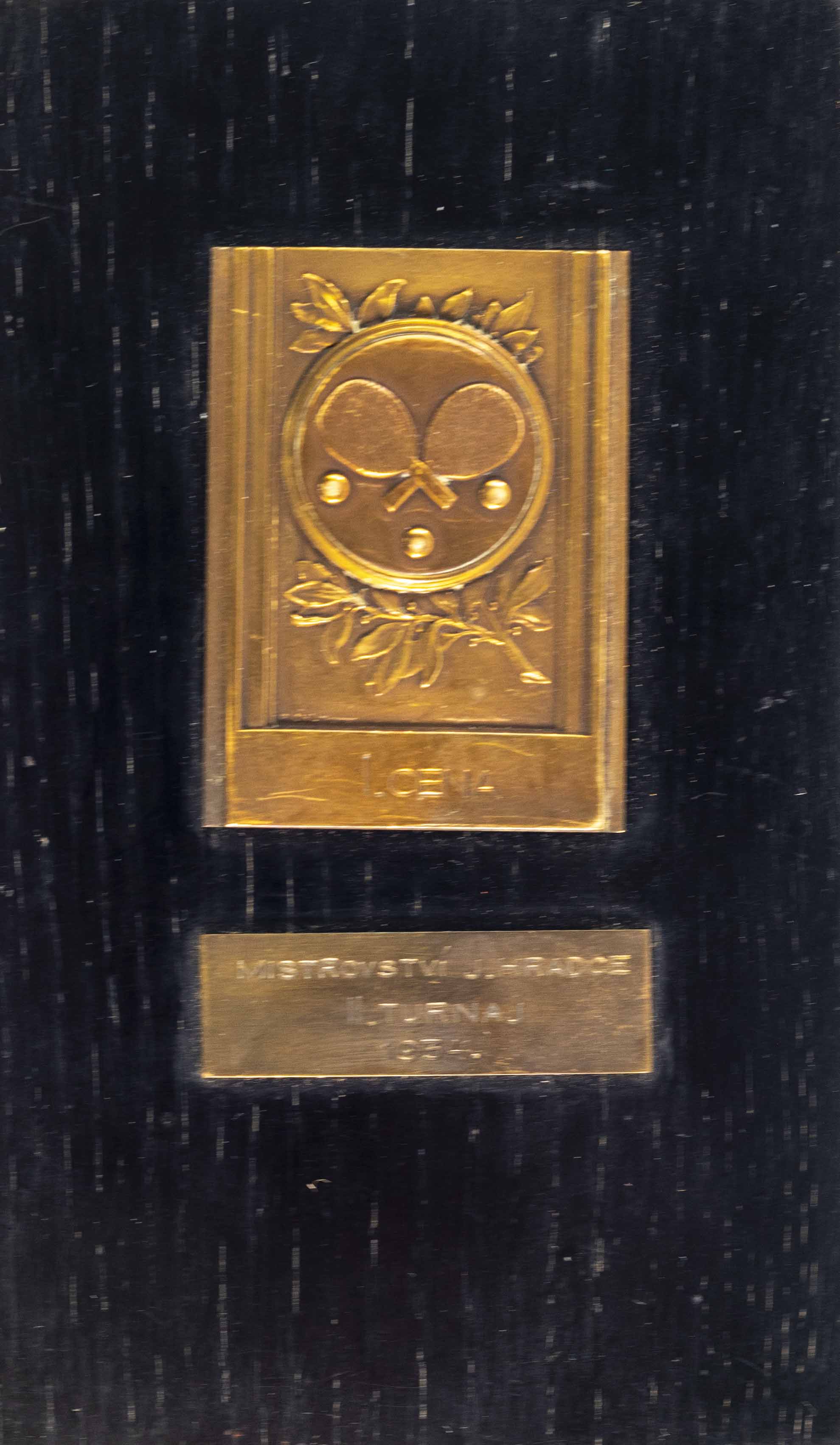 Trofej, medaile na dřevěné desce, tennis, 1934 (2)