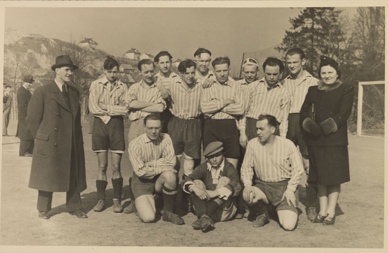 Dobová fotografie fotbalový tým na horách