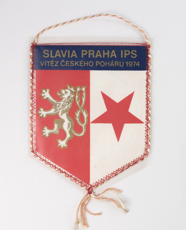 Vlajka Slavia Praha IPS, vítěz poháru 1974