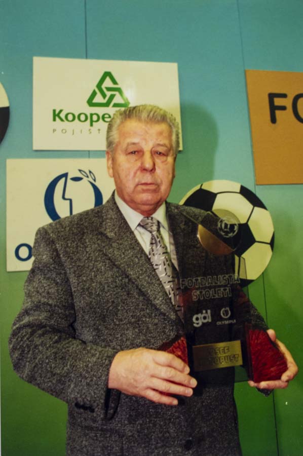 Foto F53 Josef Masopust s trofejí GÓL