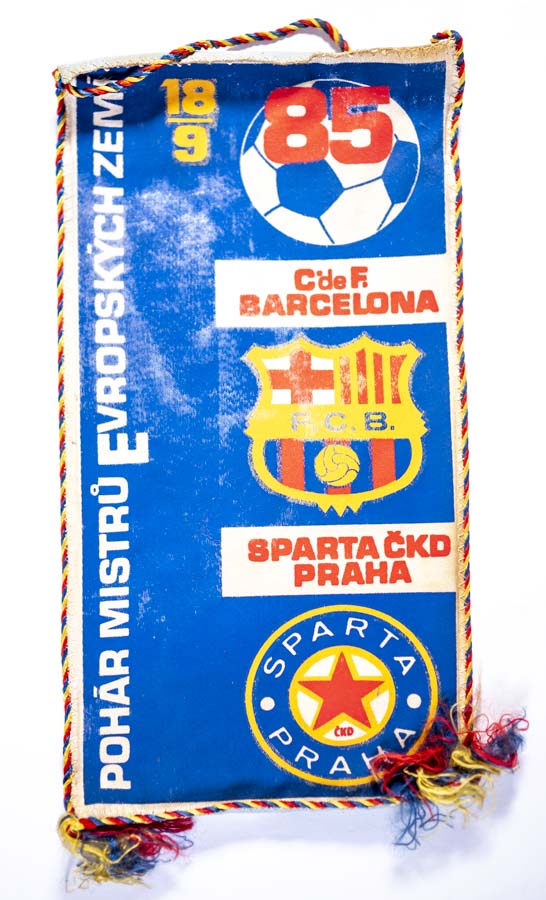 Klubová vlajka Sparta Praha v. CF Barcelona, 1985