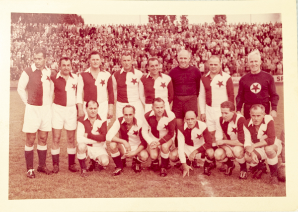 Barevné foto Bývalí inernacionálové S.K.Slavia 1963