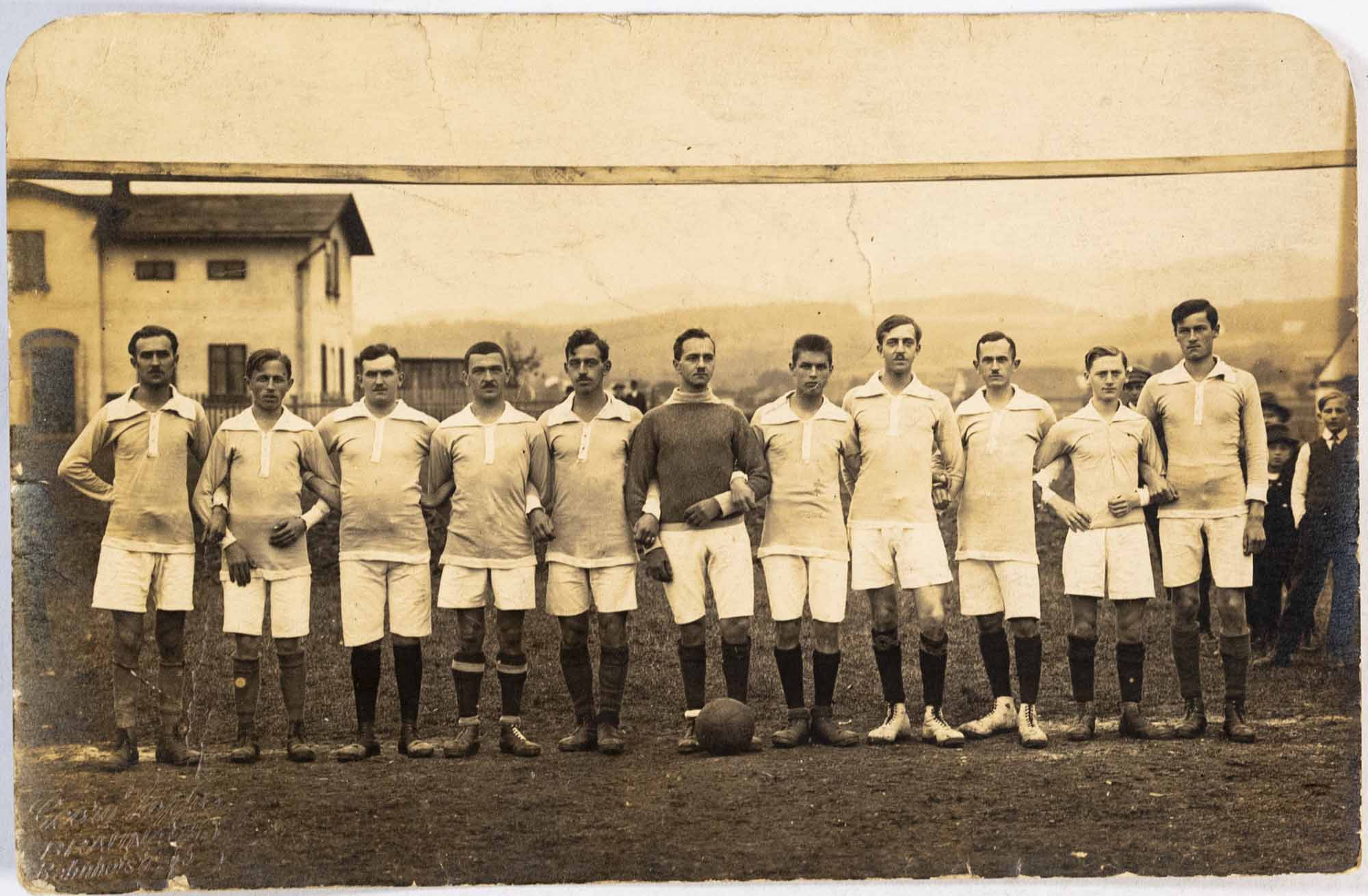 Dobová fotografie fotbalového týmu, 1920