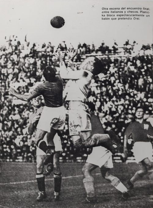 Tiskové foto Plánička blokující míč, 1934