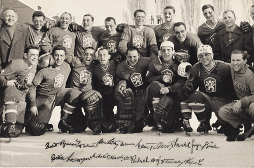 Dobová fotografie hokejového týmu ČSSR