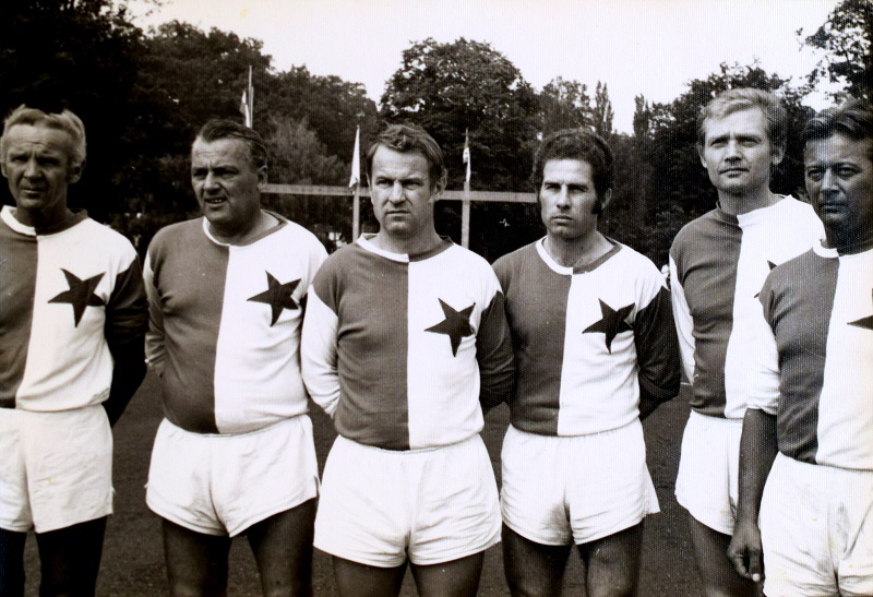 Fotofrafie fotbalistů v dresech SLAVIA detail