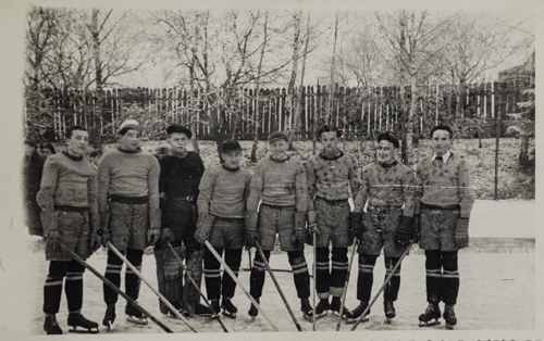Dobová fotografie hokejistů v zimě.
