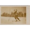 Fotografie dobová, lyžař v klackách