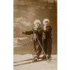 Dobová fotografie pohled Dva mladí lyžařiDSC 7316