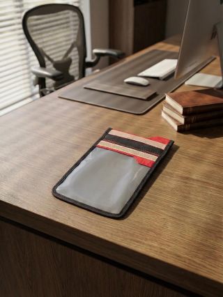 Mějte své soukromí pod dohledem. Doslova. 👁️ Naše speciální edice Lab s průhledným okénkem vám dovolí kontrolovat displej,...