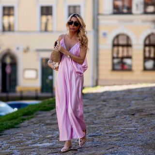 Nádherné pink saténové šaty🎀 v minimalistickom, no očarujúcom strihu, ktorý podčiarkuje ženskosť a prirodzený pôvab S...