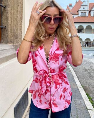 NEW FRACOMINA 🌹 Pôsobivý blejzer s nádhernou potlačou ruží v dokonalej farebnej harmónii jemnej ružovej a malinovej farby...