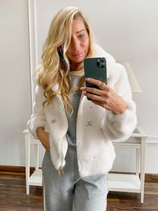 NEW FRACOMINA ✨🤍 Dokonalosť outfitu prepracovaná do najmenších detailov. Nádherná kožušinová bunda v elegantnom strihu s...