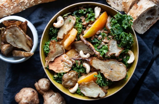 Kadeřávkový salát s topinambury