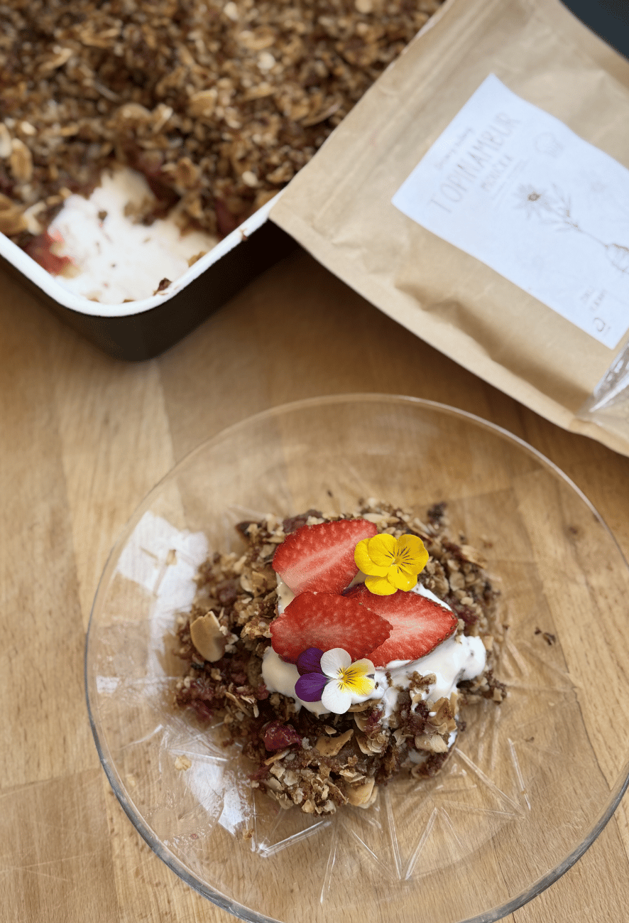 Topinamburový crumble s rebarborou a jahodami