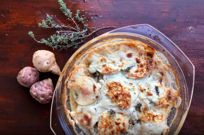 Gratinované topinambury s cibulí