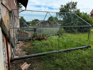 🥚 🐓Tak jsme dneska vypustili naše slepice do prozatímního bydlení. 🏡 Nejprve se jim musí postavit mobilní kurník, a pak se...