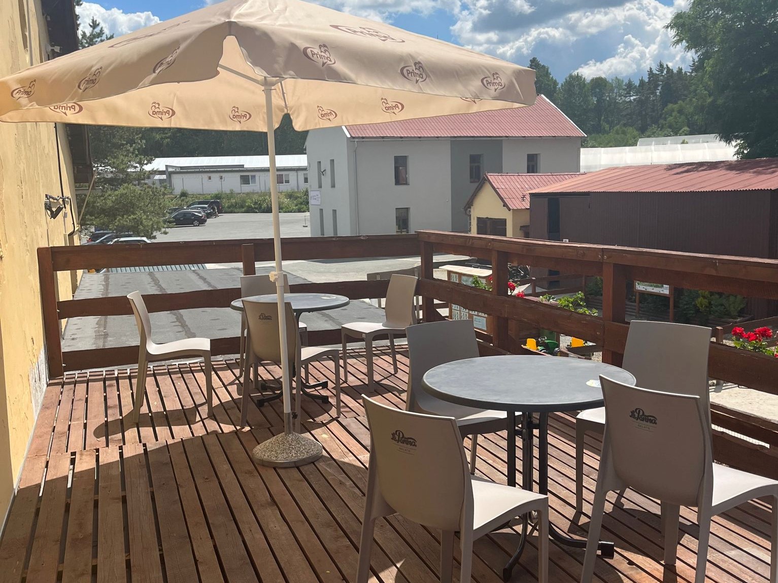 Nové posezení na terase nad bistrem