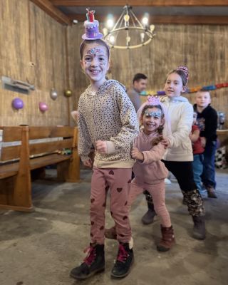 🎂 Blíží se narozeniny vašeho děťátka a vy už teď přemýšlíte, kam posadíte celou rodinu a všechny jeho kamarády? 😮 Oslava...