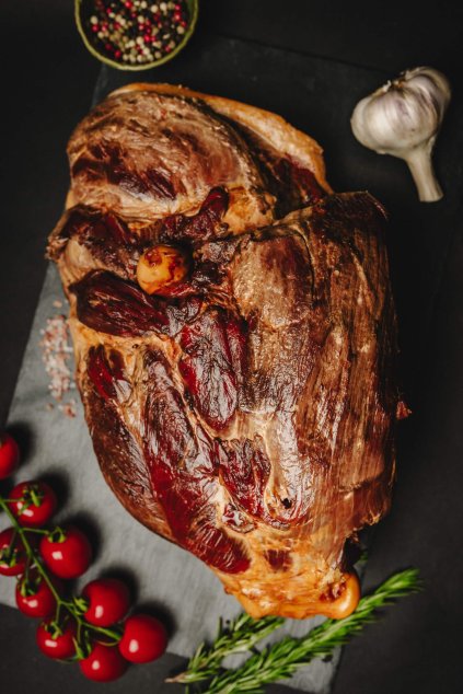 Uzená kýta z divočáka