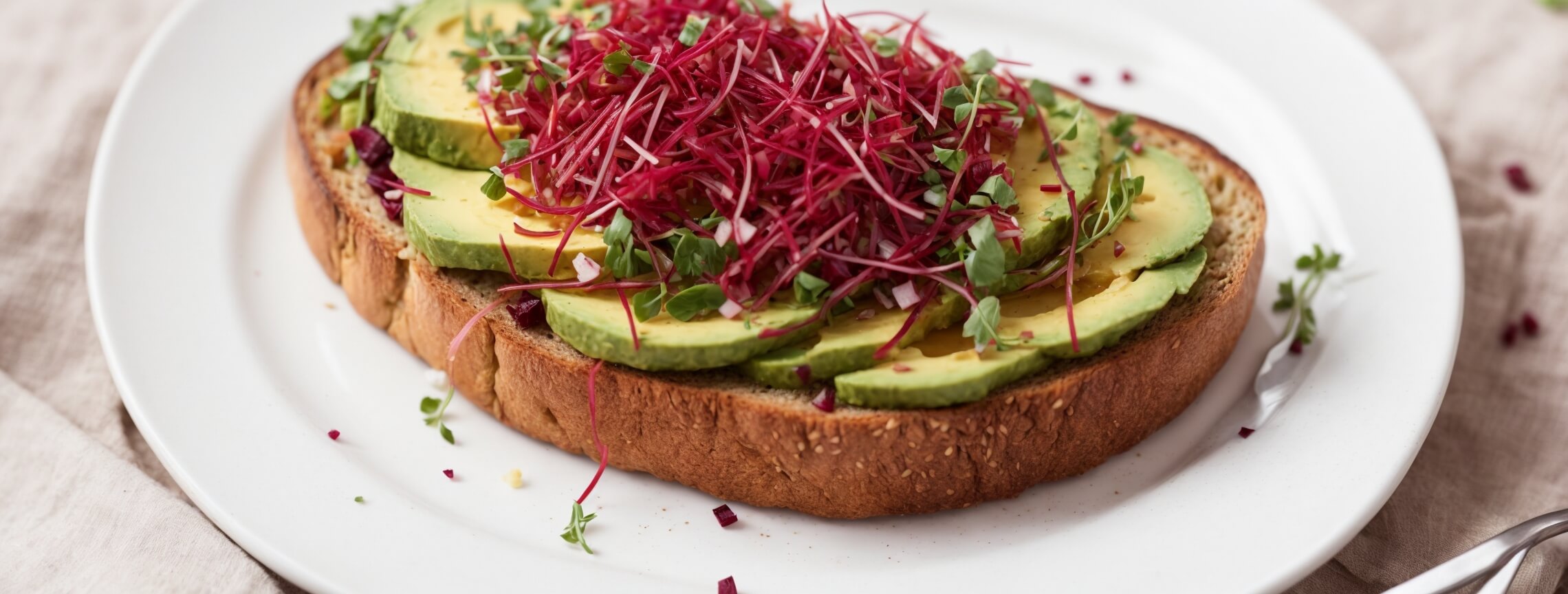 avokadovy-toast-s-microgreens-repy
