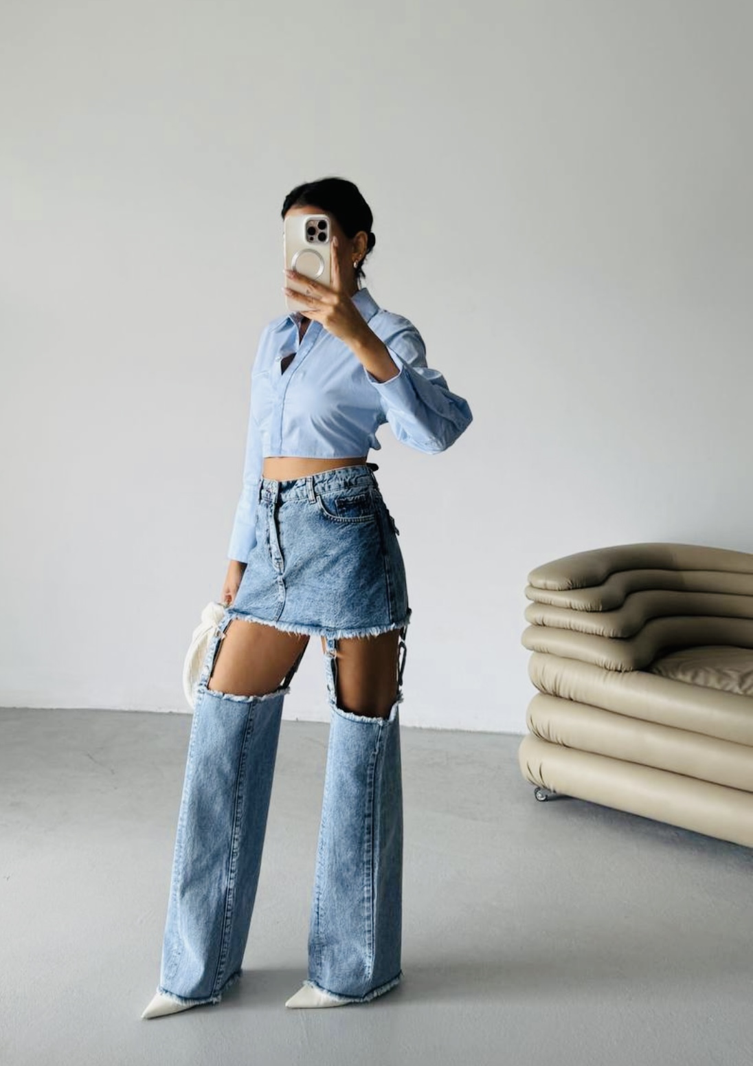 Denim chic – svetlomodrá košeľa a široké denimové nohavice