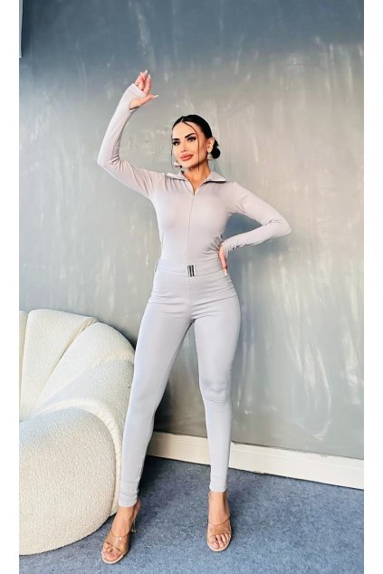 Elegantný sivý overal s dlhým rukávom