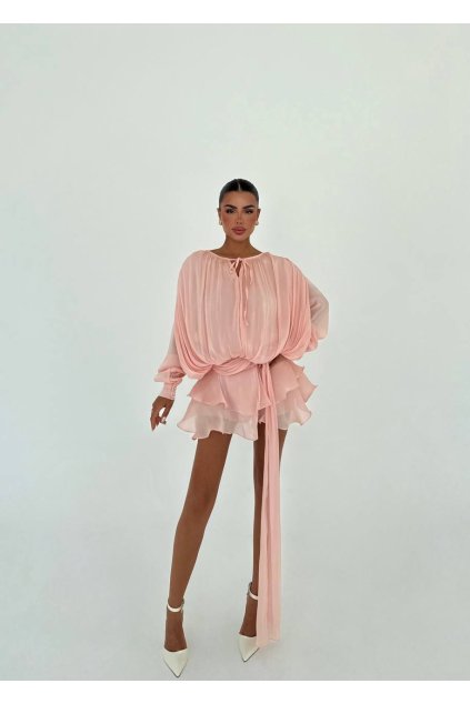 Blush Muse – Ružové chiffonové minišaty s volánom a viazaním