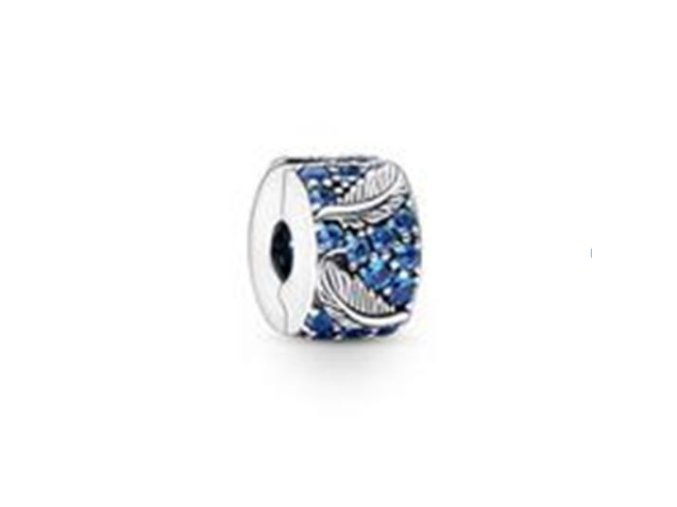 Korálek se zakřiveným peřím PANDORA model 792552C01