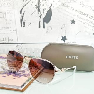 Slušivý model slunečních brýlí Guess 🤩 srpen je v plném proudu a je ideální čas na nové brýle ❤️ model GF0344 32F #guess...