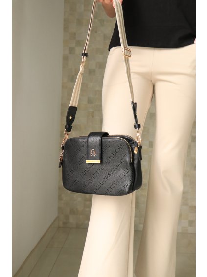 Elegantní černá crossbody kabelky s vyšitými písmenky