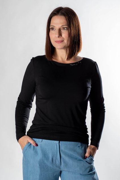 černé triko s jemným zdobením