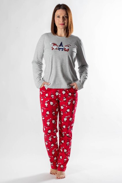 Objevte naše dámské pyžamo MIYANA s dlouhým rukávem - kousek, který spojuje komfort a jemnou eleganci. Toto pohodlné pyžamo v atraktivní barevné kombinaci červené a šedé je ideální pro každodenní relax. Komplet se skládá z šedého trička s dlouhým rukávem, které je zdobeno veselým potiskem, a dlouhých kalhot v červené barvě s potiskem. Kalhoty mají volný střih a elastický pas pro dokonalé padnutí. Prioritou je maximální komfort a kvalita. Celé dámské pyžamo je vyrobeno ze 100% bavlny, což zaručuje prodyšnost, jemnost a šetrnost k pokožce. Bavlněné pyžamo MIYA vám poskytne teplo a pohodlí pro klidný spánek i relaxaci v domácím prostředí.