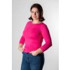 Dámske tričko z lodičkovým výstrihom.