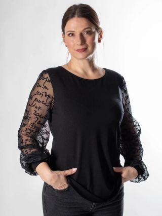 Keď čierna, tak rafinovaná. Presne taká je naša 🪡 novinka, tričko Ari. 🖋️ Zaujímavý popísaný detail. 🕸️ Tylové rukávy...