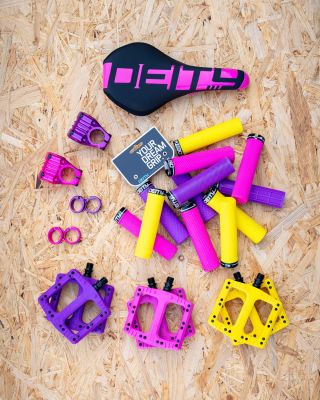 Be seen - stay bold w/ @deitycomponents 💛💜🩷 📷 @adam_kappel #fdfbikeshop #deitycomponents