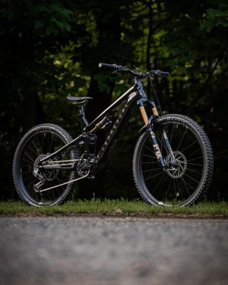 Je tu, krasavec jeden! @commencalbikes META POWER SX AVINOX ve své plné kráse ⚡️⚡️⚡️ 📸 @jarasijka