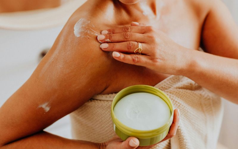 Exfoliace v Kosmetice: Tajemství Hladké a Zářivé Pleti