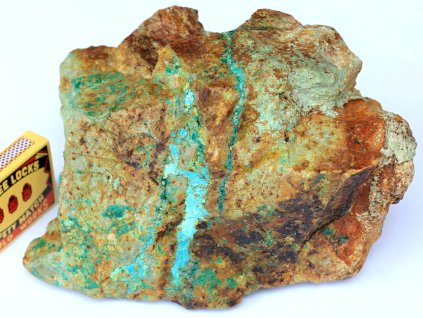 tyrkys velky surovy v hornine 10