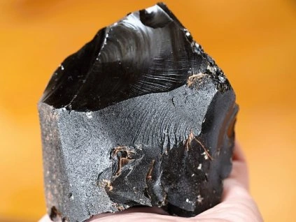 obsidian cerny surovy v ruce 2