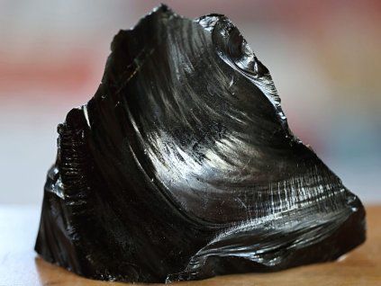 obsidan cerny surovy esteticky 2