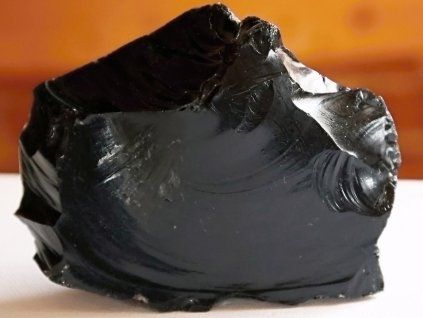 obsidian cerny.surovy na plose
