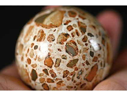 Aragonit mozaikový - koule 213 g | ø 5,5 cm, broušená. Dodávaná s podstavcem  Kamenná dekorativní koule | "Kámen stability, ukotvení a životního růstu". | Peru