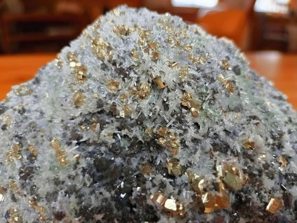 Pyrit, Galenit, Sfalerit a Křišťál - 931 g, úchvatná kombinace třpytivých sulfidů s jehličkami křišťálu  "Kámen stability, vnitřní síly a životní motivace". 15,5 x 10,5 x 6,5 cm. Bulharsko