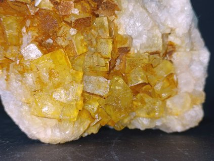 fluorit žlutý kubické krystaly 13