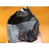 obsidian cerny surovy v ruce 2