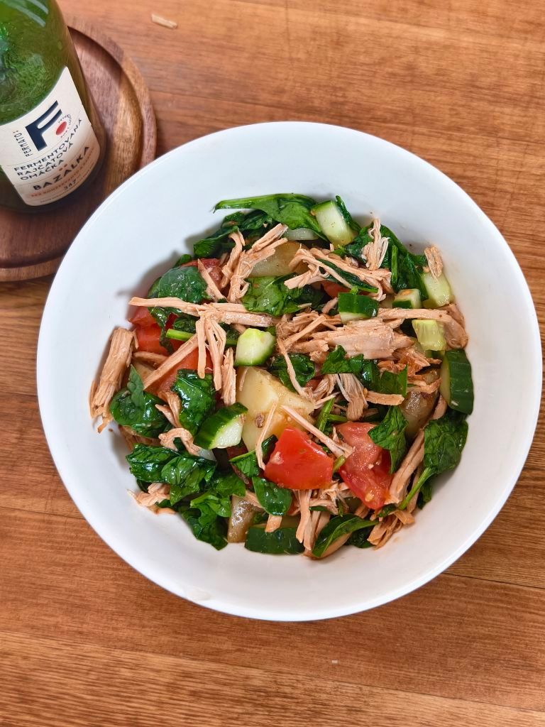 Recept na Trhané Maso – Rychlý Salát s Bramborem a Zeleninou